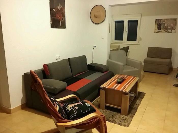 Gogi Apartman Donji Okrug  Buitenkant foto